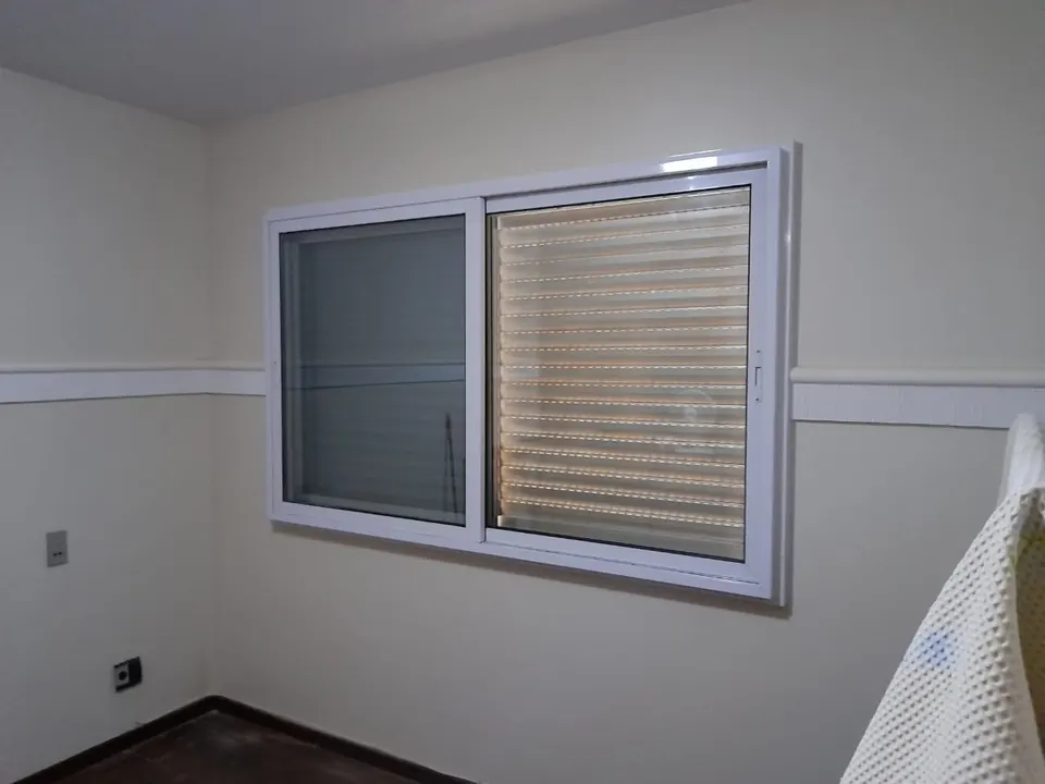 Janela acústica de sobrepor instalada pelo lado interno de apartamento, preservando a esquadria original