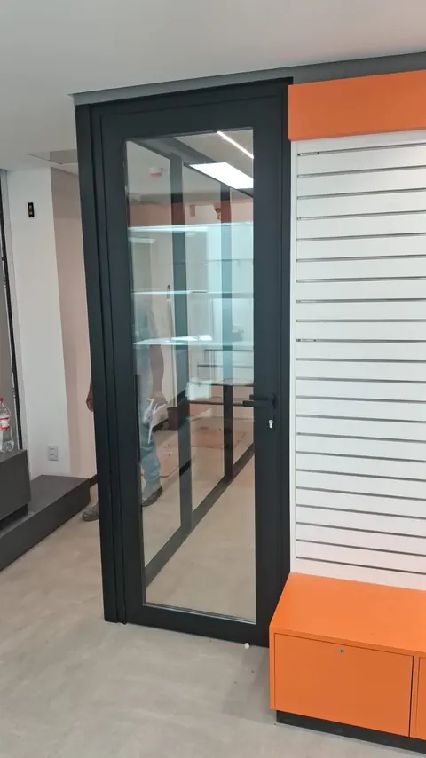 Porta acústica com folha maciça e vedação perimetral instalada em ambiente profissional