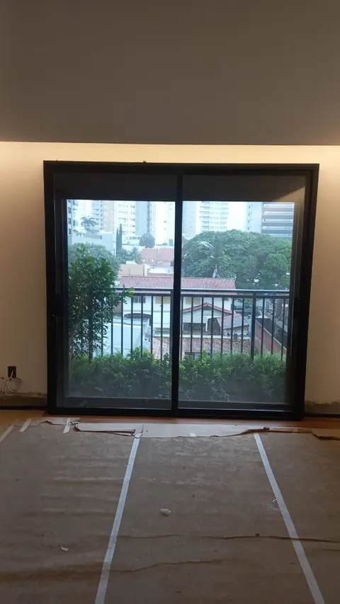 Porta de correr acústica em alumínio com trilho duplo e vidro insulado